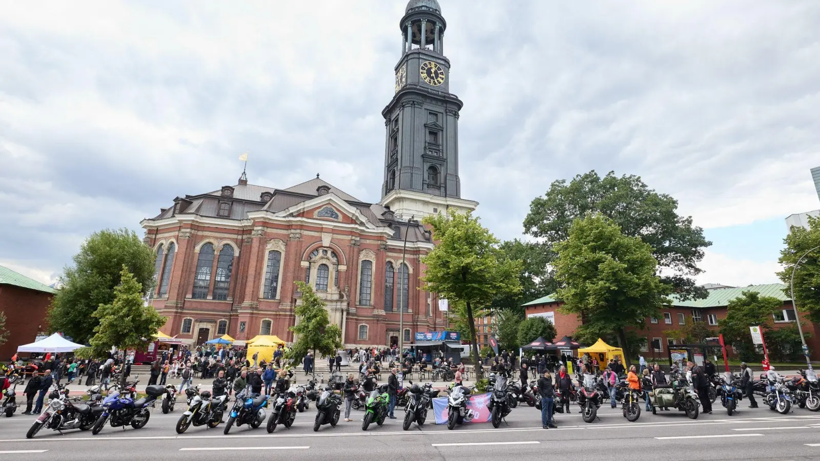 Motorräder auf der Ludwig-Erhard-Straße vor der Hauptkirche St. Michaelis (Michel) in Hamburg. (Foto: Georg Wendt/dpa)