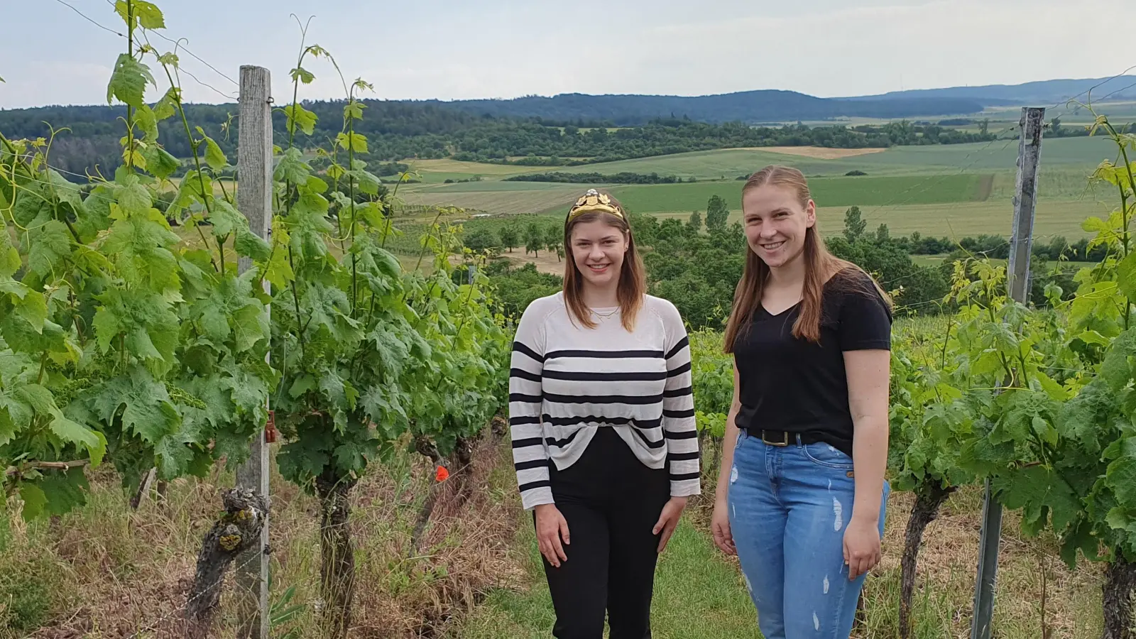 Amtierende und ehemalige Ipsheimer Weinkönigin: Alina Schönleben (links) und Anne Schürmer. (Foto: Anna Franck)