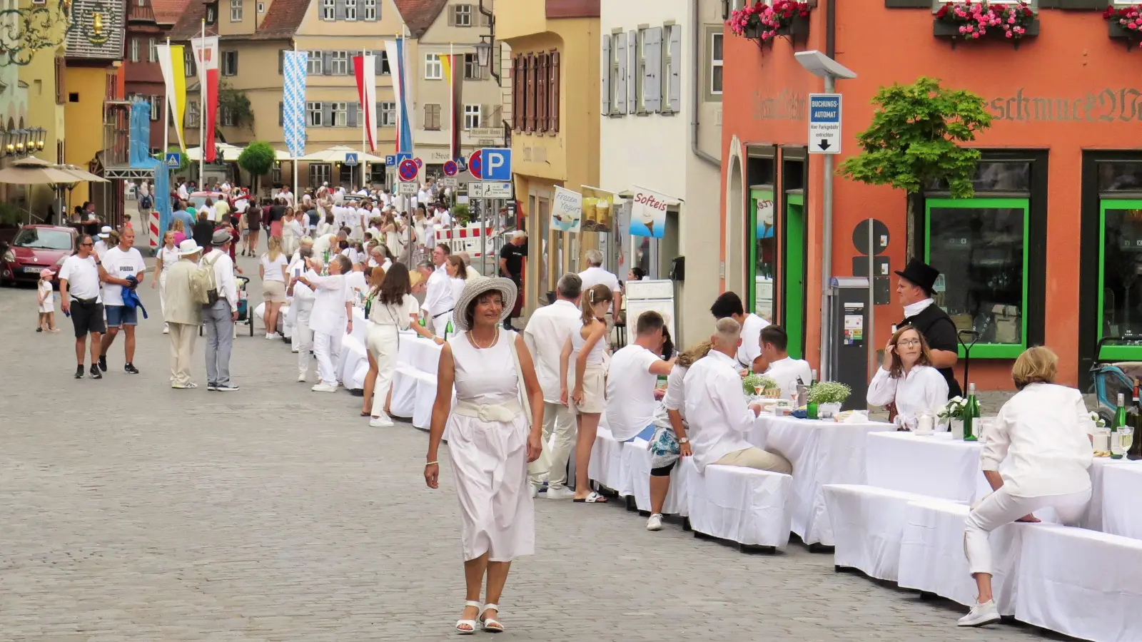 In Dinkelsbühls Altstadt war für das erste Friedensdinner eine rund ein Kilometer lange Tafel aufgebaut worden. (Foto: Alexander Schäffer)