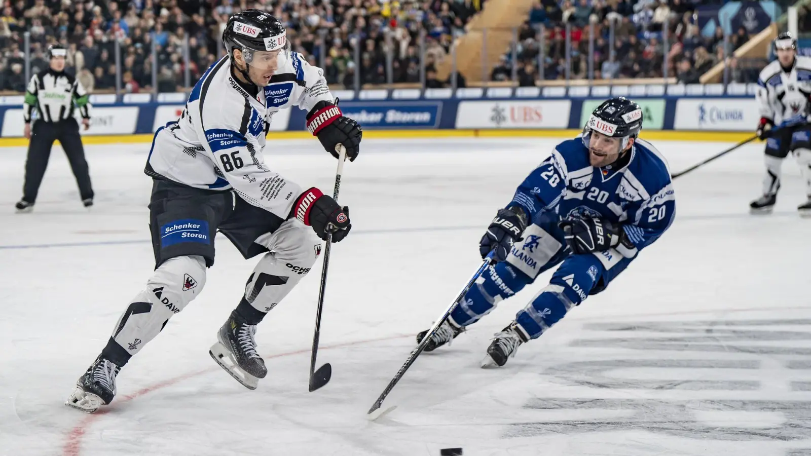 Fribourgs Julien Sprunger (l) kämpft um den Puck gegen Straubings Justin Scott. (Foto: Til Buergy/KEYSTONE/dpa)