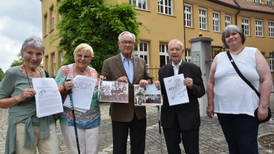 Vier heute rund 90-jährige mit ihrer Abi-Zeitung, von links: Margit Gubitz, Herta Krämer, Dr. Wilhelm Polster, Dr. Gerhard Beuschel und Reina Völlinger, die das Klassentreffen von ihrem Vater „geerbt“ hatte. (Foto: Anita Dlugoß)