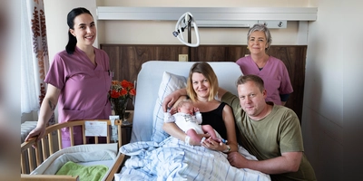 Ein stolzes Familien-Trio mit Mutter Nicole Weghorn, Vater Andreas Dorn und Jona. Die Hebammen Marisa Ehret (links) und Sabine Ixmeier (rechts) wurden zu Retterinnen in der Not und bastelten einen Ring. (Foto: ANregiomed/Tyler
 Larkin)