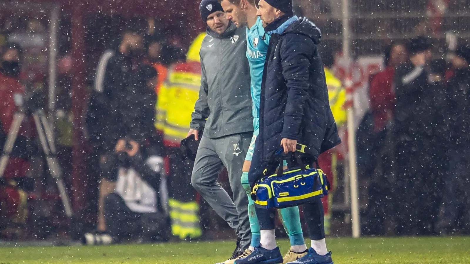 Bochums Keeper Drewes muss in Berlin vom Feld (Foto: Andreas Gora/dpa)