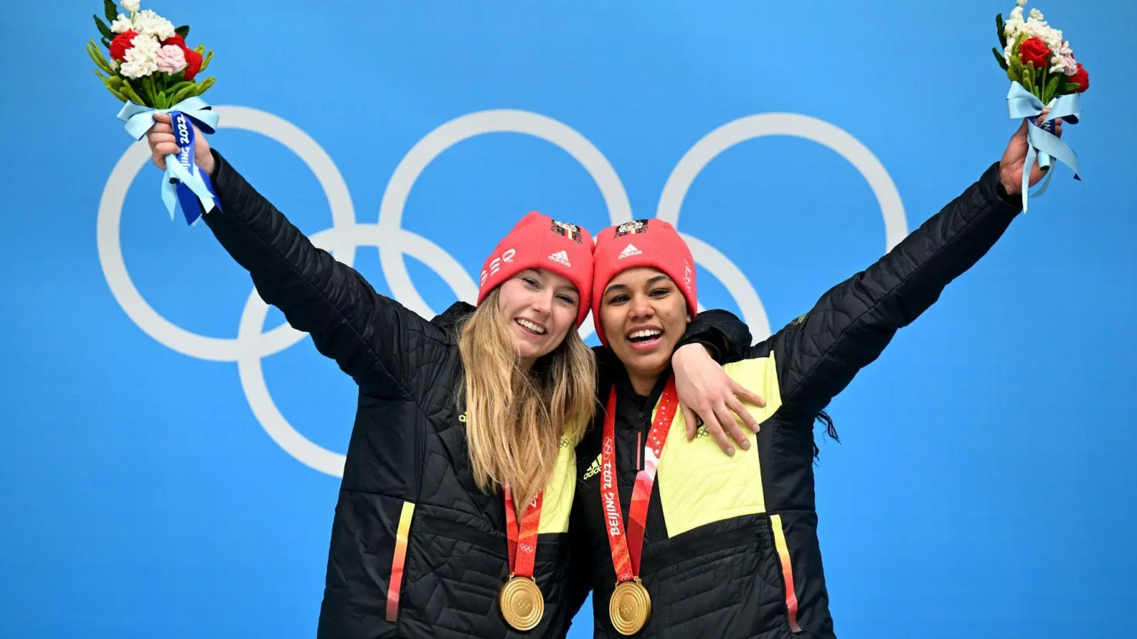 Laura Nolte (l) und Deborah Levi freuen sich bei der Siegerehrung über olympisches Gold. (Foto: Robert Michael/dpa-Zentralbild/dpa)