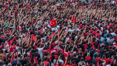 Gegen einen Mann ist Anklage wegen versuchten Mordes erhoben worden, weil er Menschen mit türkischen Fan-Utensilien mit einem Messer verletzt haben soll. (Archivfoto)  (Foto: Christoph Schmidt/dpa)