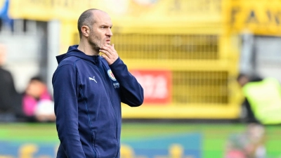 Hat kaum noch gesunde Spieler: Braunschweigs Trainer Daniel Scherning. (Foto: Uwe Anspach/dpa)