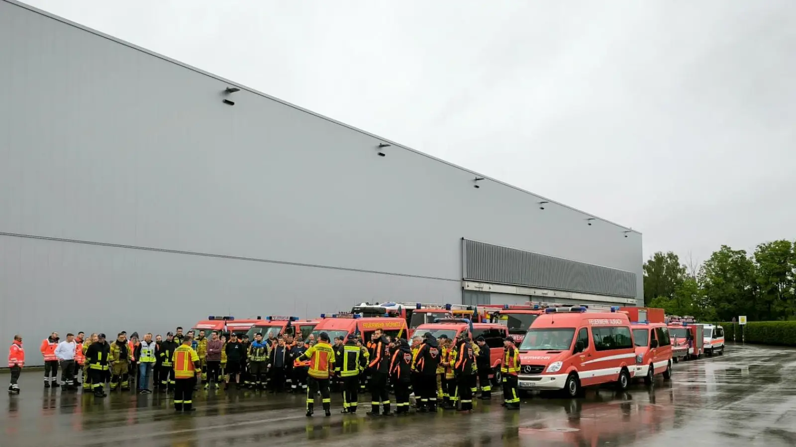 Das 115 Personen starke Hilfeleistungskontingent aus dem Landkreis Ansbach und der Stadt Ansbach unterstützt die Hochwasser-Maßnahmen in Schwaben. (Foto: Stefan Horndasch)