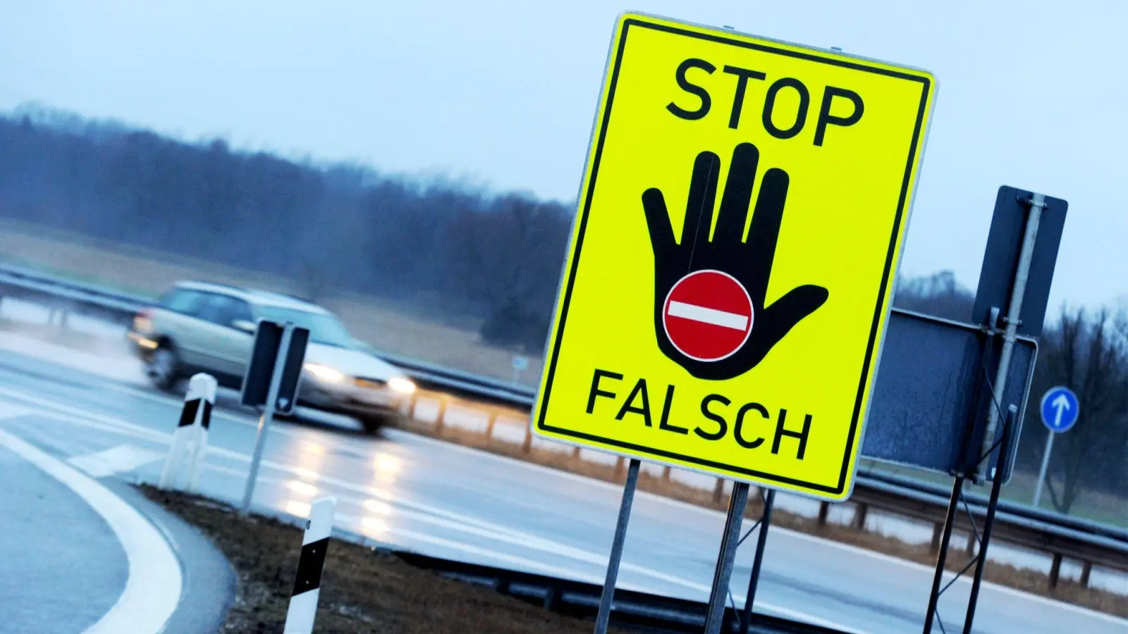 Auf die Autobahn in die falsche Richtung aufzufahren, endet oft mit Unfällen. So erging es nun auch einer 43-Jährigen auf der A6 bei Schnelldorf. (Symbolbild: Tobias Hase/dpa-tmn)