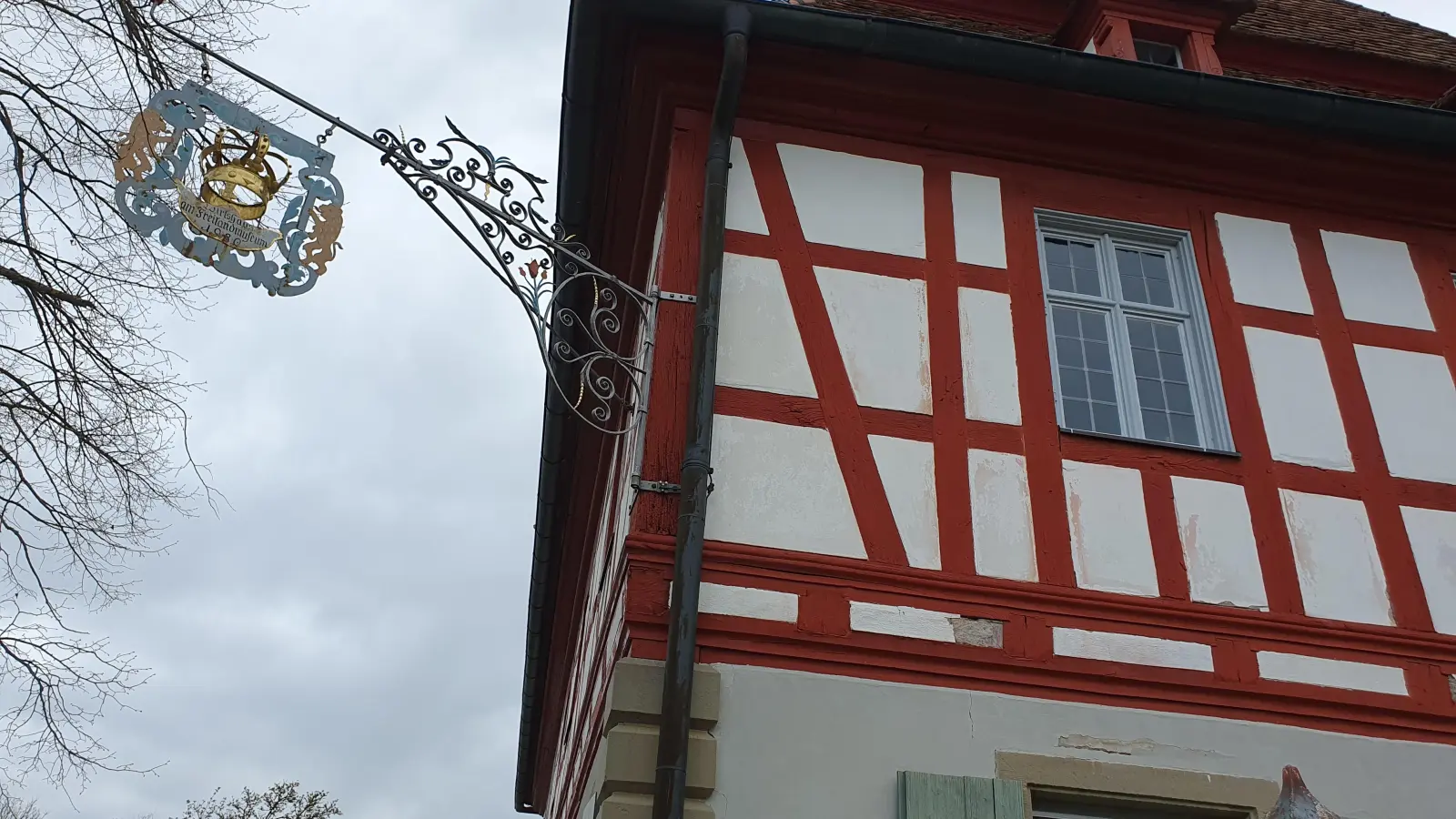 Die Krone im Schild am Eingangsgebäude weist bereits auf den ursprünglichen Namen hin: Künftig wird sie sich wieder im Titel des historischen Wirtshauses am Freilandmuseum finden. (Foto: Anna Franck)