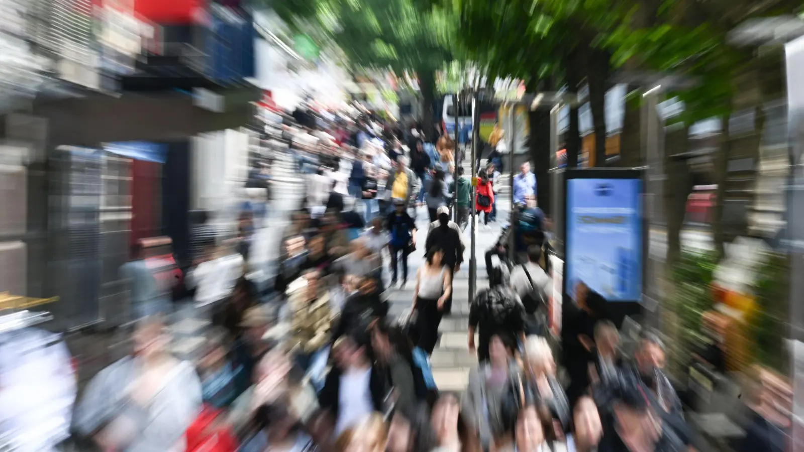 Deutschlands Konjunktur stagniert, viele Menschen sind beim Konsum eher zurückhaltend. (Foto: Bernd Weißbrod/dpa)