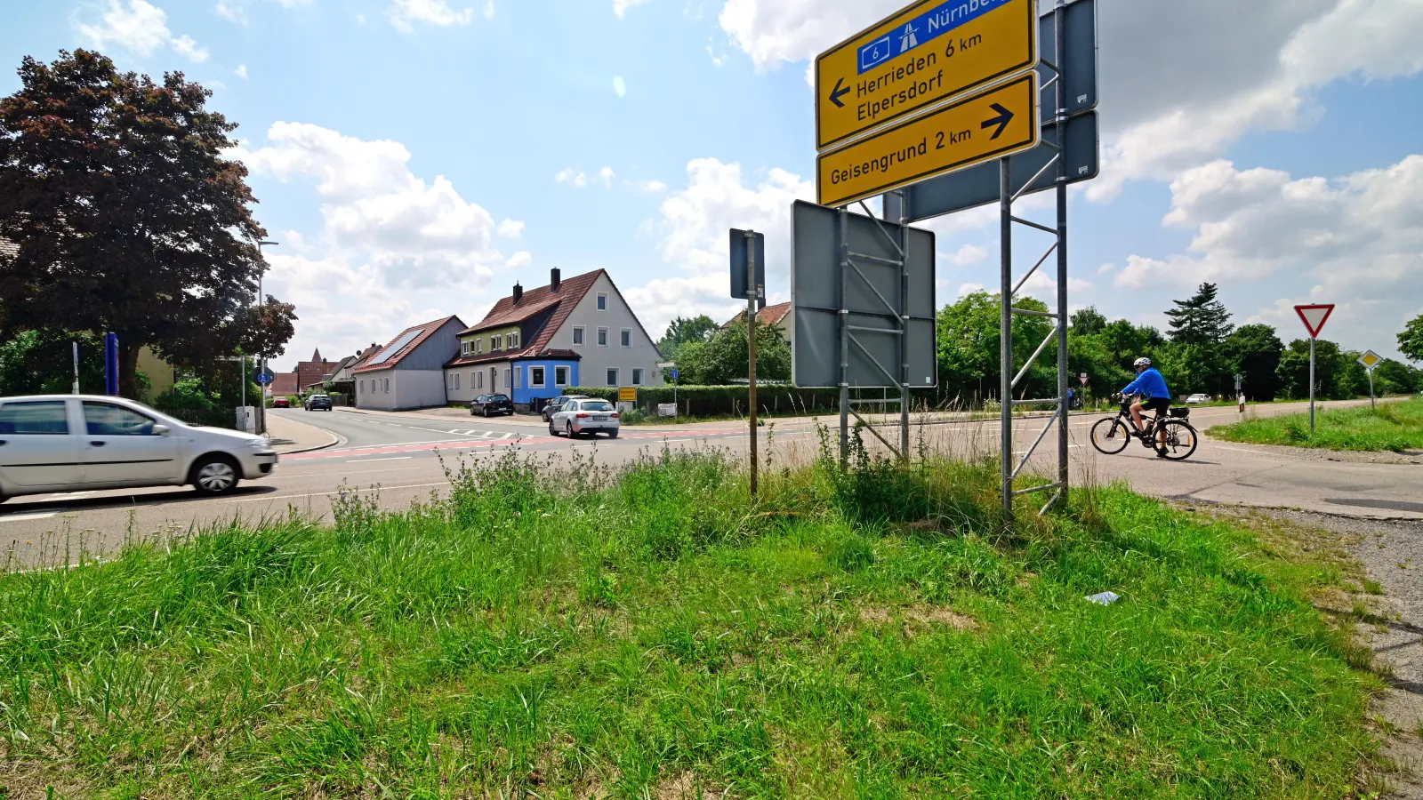 Ampel oder Kreisverkehr? Das Staatliche Bauamt ist für die kostengünstigere Lichtsignalanlage, der Stadtrat aber favorisiert die große und deutlich teurere Lösung. (Foto: Jim Albright)