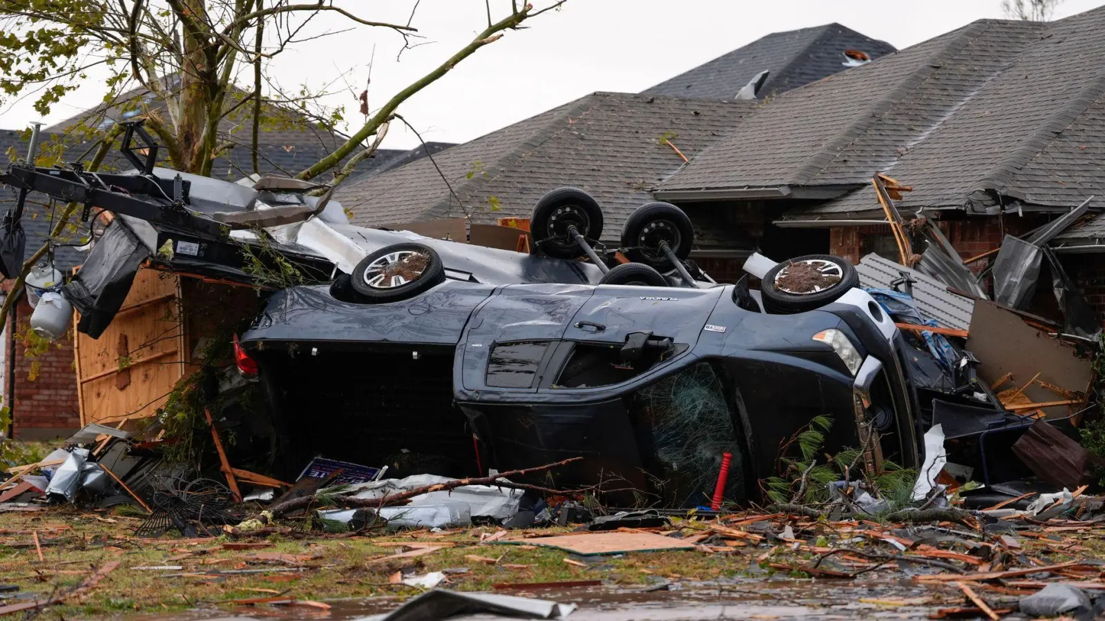 Neben Gebäuden wurden durch die Tornados auch Fahrzeuge und Bäume in Mitleidenschaft gezogen.  (Foto: Bryan Terry/The Oklahoman via AP/dpa)