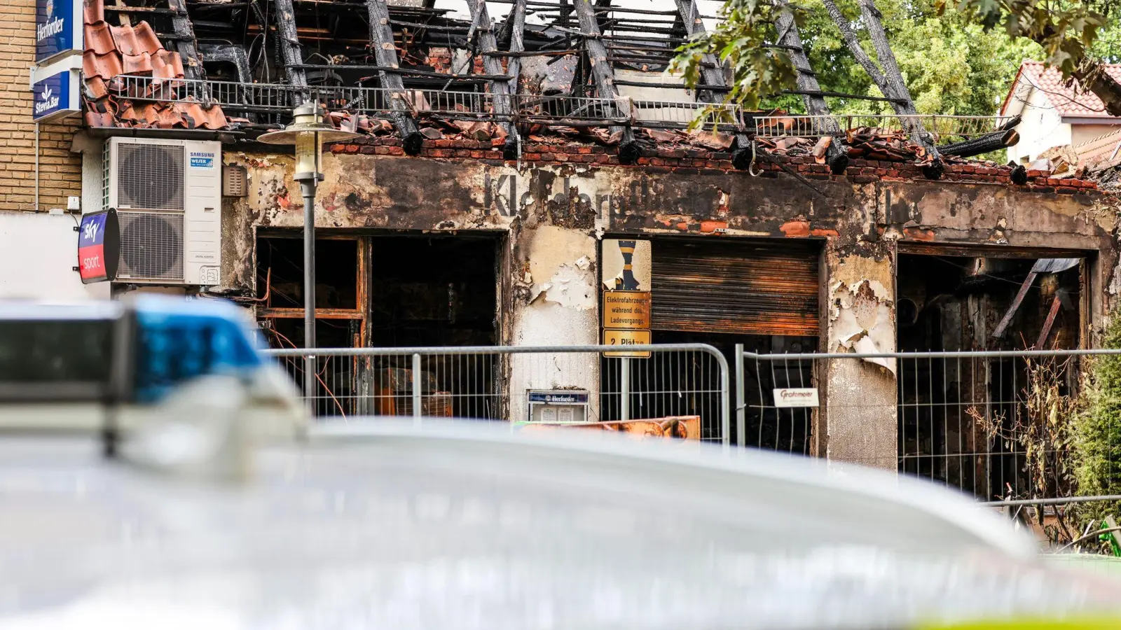 Am Tag nach dem Feuer müssen erst Statiker klären, wann die Polizei den Brandort begehen kann  (Foto: Christoph Reichwein/dpa)