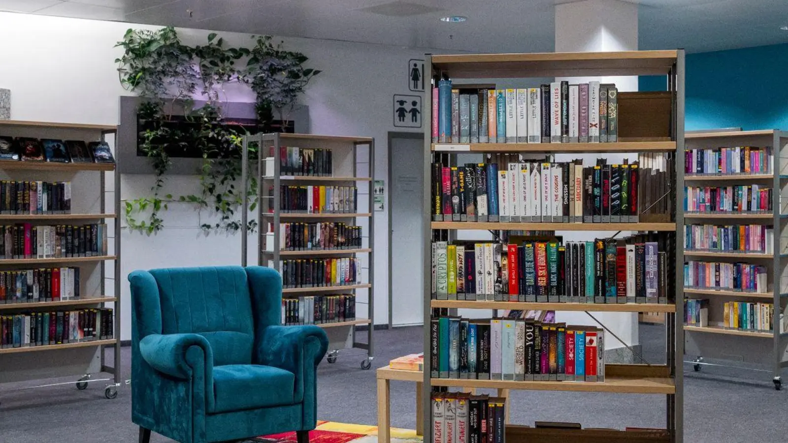 Die Jugendbuchabteilung in der RW 21 Stadtbibliothek in Bayreuth. (Foto: Daniel Vogl/dpa)