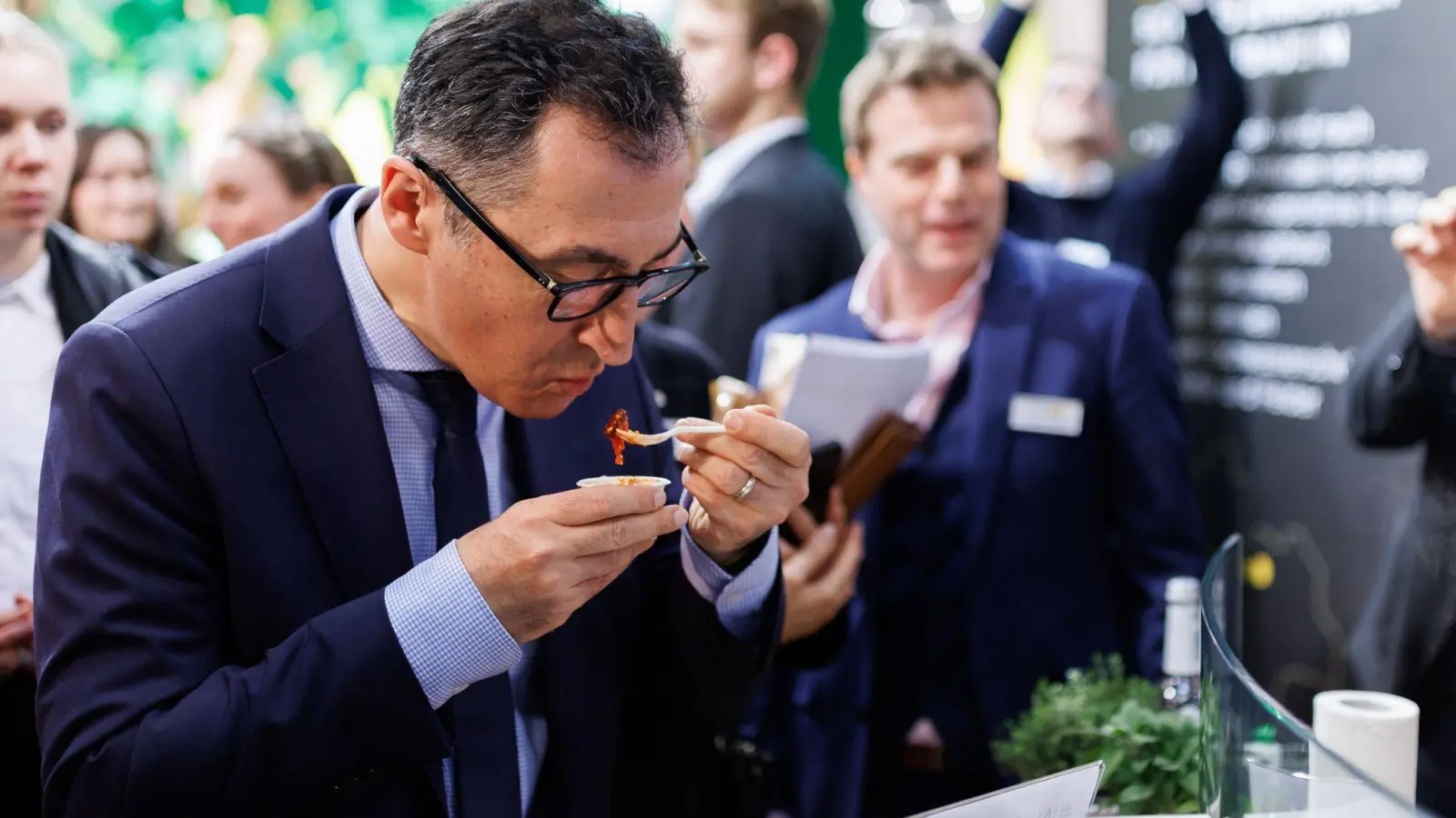 Bundesagrarminister Cem Özdemir probiert während eines Rundgangs auf der Messe Biofach veganes Gyros. (Foto: Daniel Karmann/dpa)