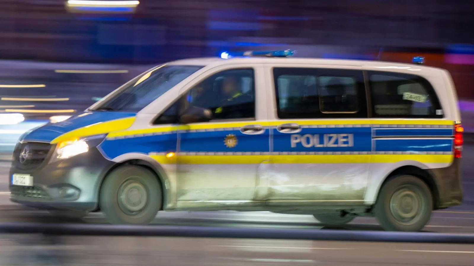 In Neu-Ulm hat ein Unbekannter einer Frau Stichverletzungen zugefügt und versucht, sie auszurauben. Die Kriminalpolizei ermittelt. (Symbolbild) (Foto: Monika Skolimowska/dpa)