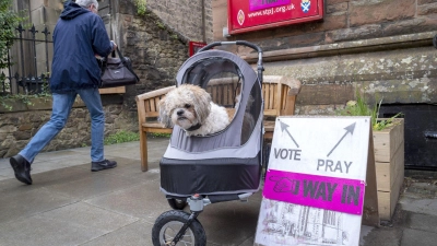Die Menschen in Großbritannien gelten als besonders tierlieb und bringen ihre Hunde oft zum Wählen mit. (Foto: Jane Barlow/PA Wire/dpa)