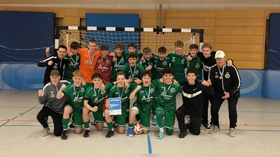 Die erfolgreiche U17 der SpVgg, hinten von links: Trainer Jonas Langer, Marius Arnold, Maximilian Götz, Zakhar Khyzhniak, Leo Krusche, Fabio Mehringer, Tim Müller, Luca Montalto, Tom Mory, Timo Frank, Dmytro Kasatkin, Co-Trainer Karl-Heinz Knetsch. Mitte: Paul Brandner. Vorne von links: Co- Trainer Constantin Prosch, Michael Stöber, Christopher Krez, Fabio Bologna, Maxim Lentner, Erion Asllani, Bekir Xhemaj. (Foto: Manfred Wild)