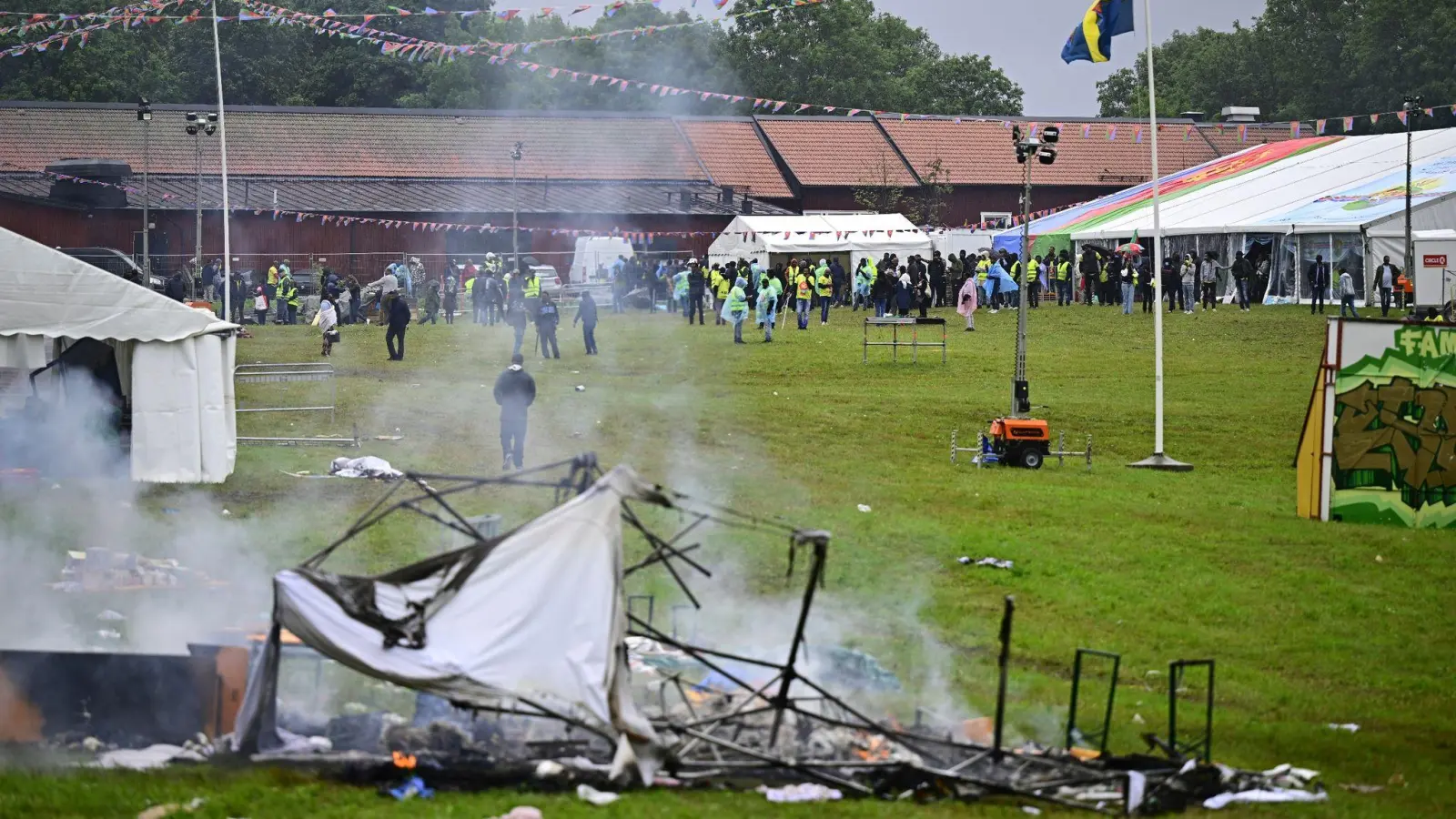 Beim Kulturfestival „Eritrea Scandinavia“ in Stockholm flogen Steine auf Polizisten. (Foto: Magnus Lejhall/TT News Agency/AP/dpa)