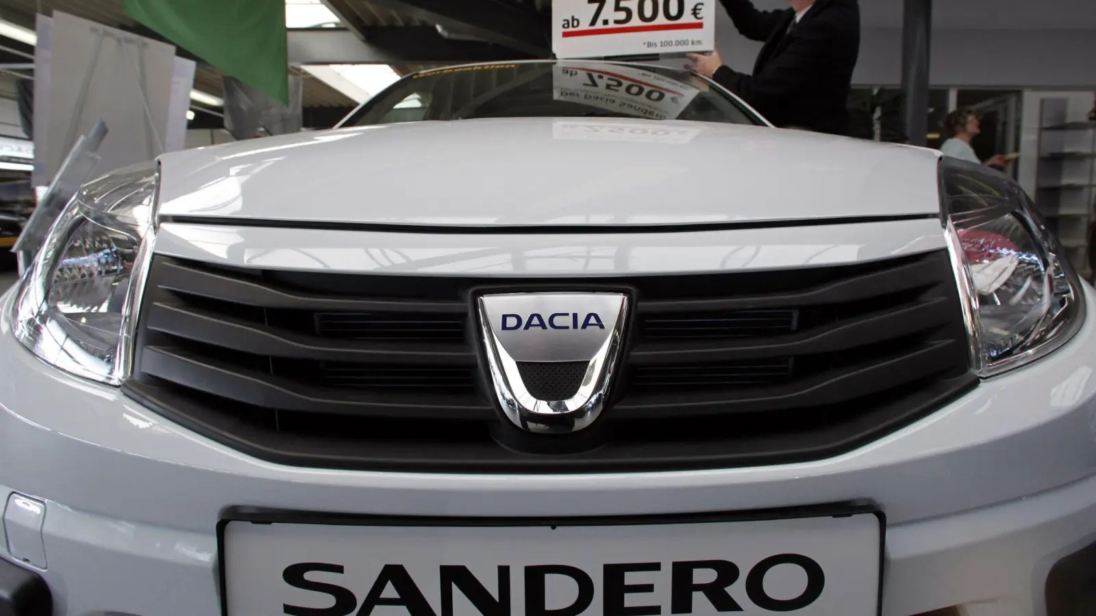 Im Jahr 2019 noch für unter 7000 Euro zu haben - derzeit aber mit 11 300 Euro Basispreis versehen: Der Dacia Sandero ist damit immer noch das günstigste Modell in Deutschland. (Foto: Jan Woitas/dpa/dpa-tmn)