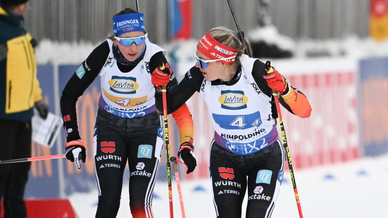 Die deutsche Staffel um Franziska Preuß (l) und Hanna Kebinger wurde in Ruhpolding Dritte. (Foto: Sven Hoppe/dpa)