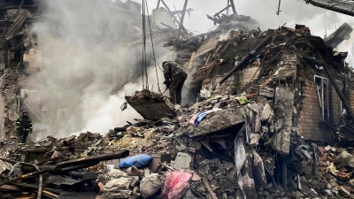 Dieses von Ihor Moroz, Leiter der regionalen Militärverwaltung von Donezk, zur Verfügung gestellte Foto zeigt Rettungskräfte an einem durch Beschuss beschädigten Gebäude. (Foto: ---/Ihor Moroz, Head of the Donetsk Regional Military Administration/AP/dpa)