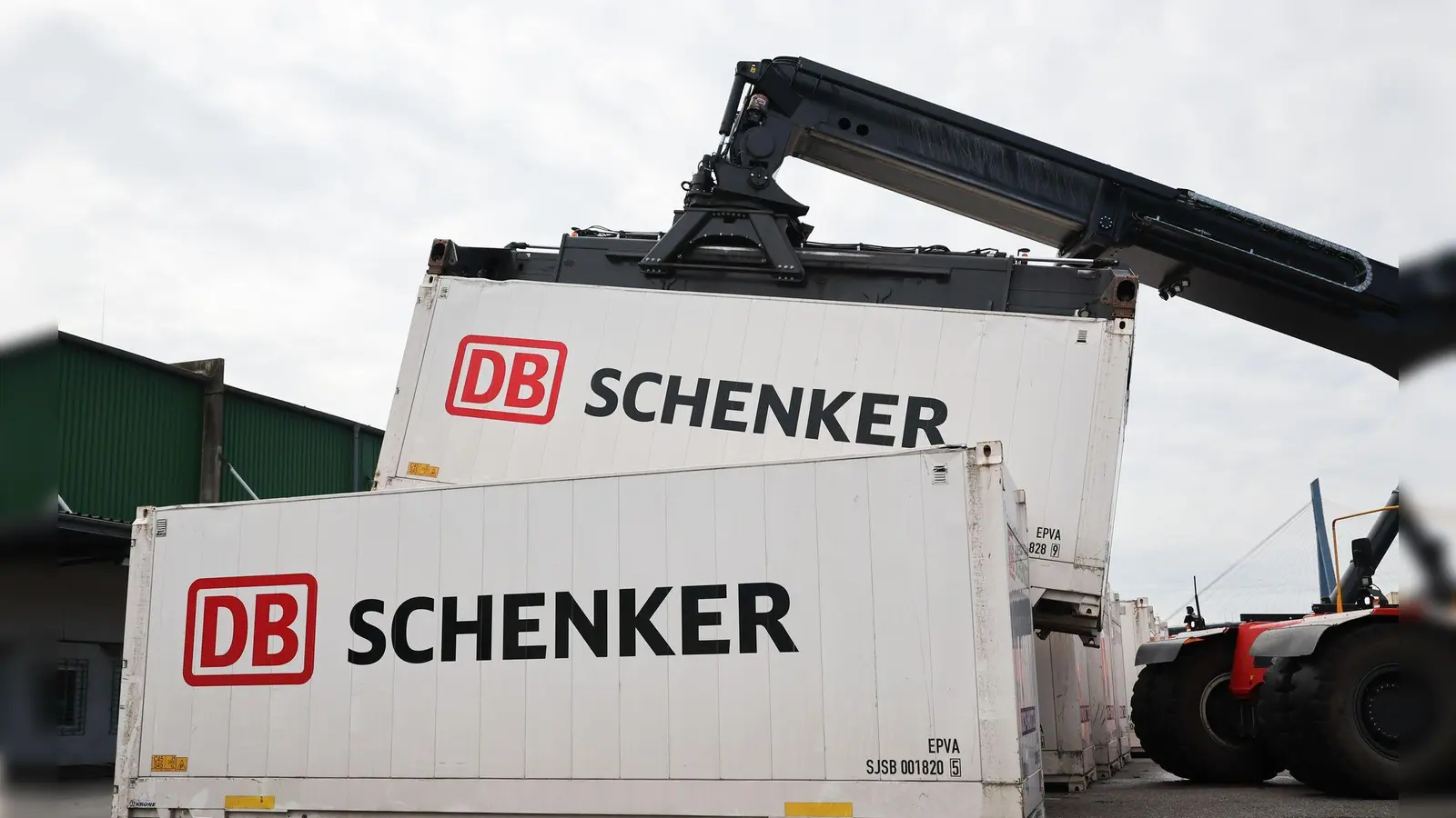 Der Verkauf von DB Schenker schien eigentlich sicher - doch jetzt will sich die EVG im letzten Moment dagegen stellen. (Archivbild) (Foto: Christian Charisius/dpa)