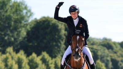 Annika Zillekens jubelt nach einem fehlerfreien Finalritt. (Foto: Rolf Vennenbernd/dpa)