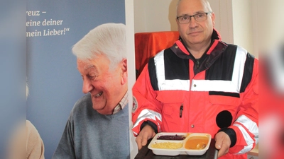 Wer den Menü-Service des Roten Kreuzes in Bad Windsheim nutzt, dem liefert Jörg Böhrer Mahlzeiten an die Tür. (Foto: Hans-Bernd Glanz)