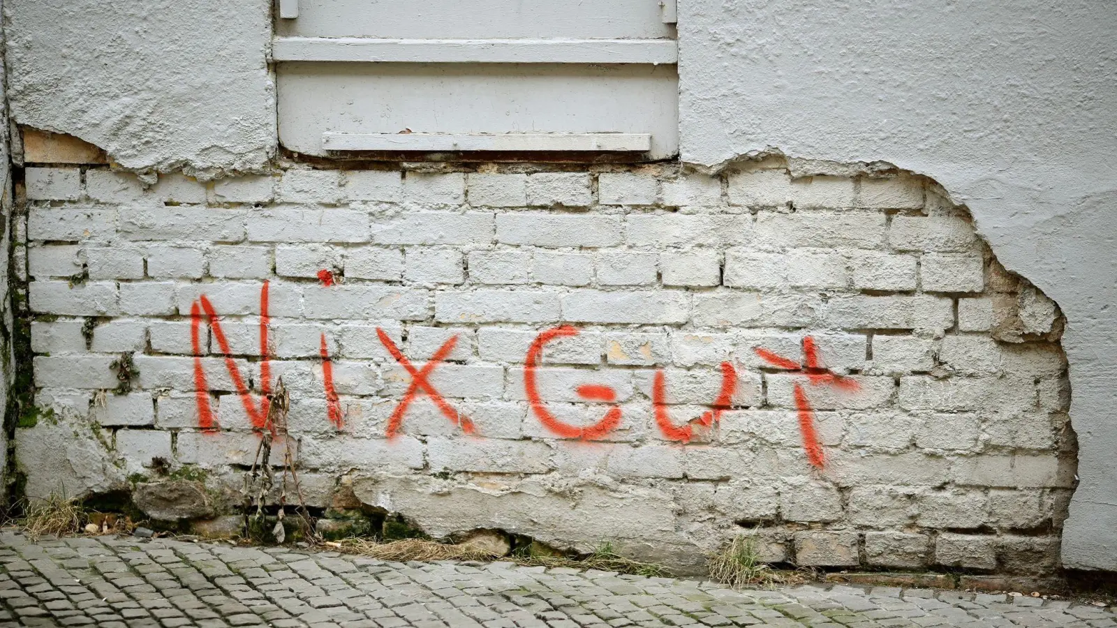 Der Schriftzug „Nix gut“ ist auf eine Fassade gesprüht, an der der Putz abgebröckelt ist. „Nix gut“ ist für die allermeisten Immobilienbesitzer aber auch illegale Graffiti an der Hauswand. (Foto: Jan Woitas/dpa-Zentralbild/dpa-tmn)