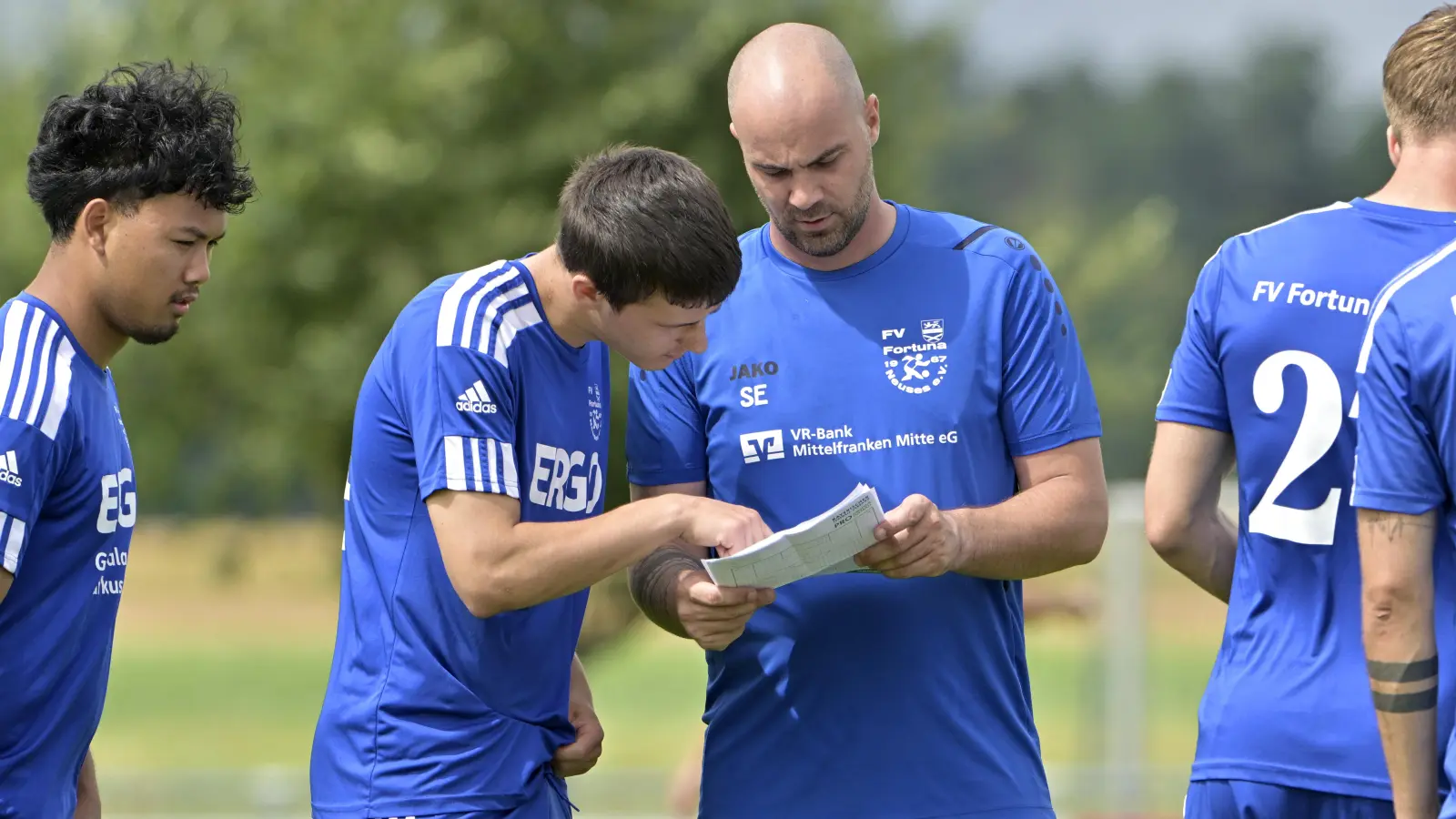 Hier tüftelt Fortuna Neuses den Matchplan aus: Trainer Steffen Engelhardt (rechts) und Benjamin Schlicker beraten sich. Am Sonntag geht es zum SV Arberg. (Foto: Martin Rügner)