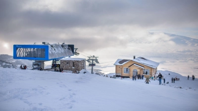 Im Skigebiet MyLer fährt neben dem bestehenden Sechser-Sessellift ab dieser Wintersaison auch eine Seilbahn mit Zehner-Gondeln. (Foto: MyLer Mountain Resort/dpa-tmn)