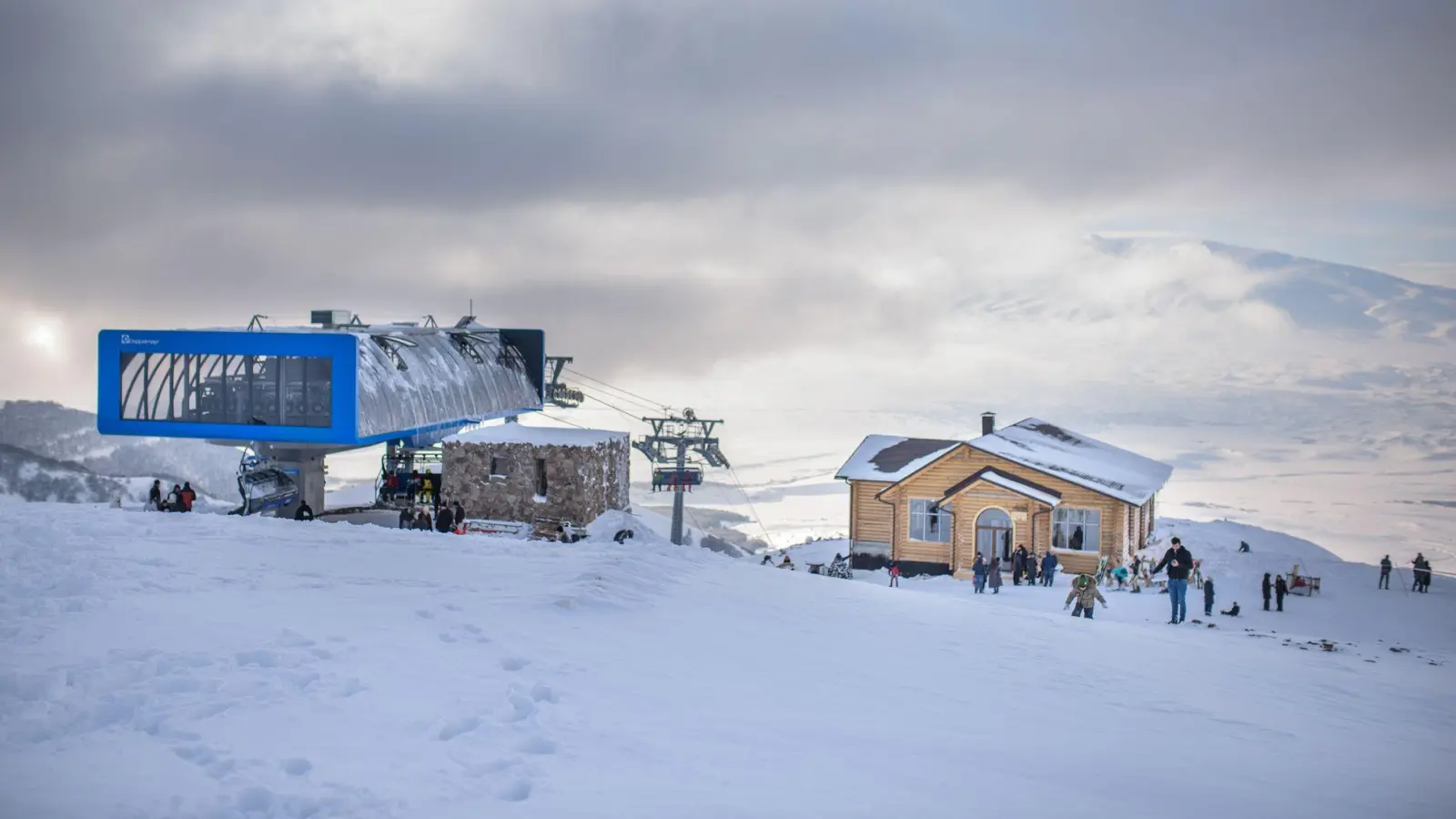 Im Skigebiet MyLer fährt neben dem bestehenden Sechser-Sessellift ab dieser Wintersaison auch eine Seilbahn mit Zehner-Gondeln. (Foto: MyLer Mountain Resort/dpa-tmn)