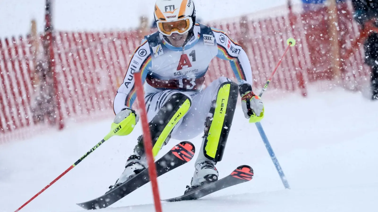 Kam beim Slalom in Kitzbühel auf Rang vierzehn: linus Strasser in Aktion. (Foto: Giovanni Auletta/AP/dpa)