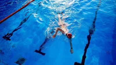 Längst nicht immer hat man so viel Platz im Schwimmbecken. (Foto: Hauke-Christian Dittrich/dpa/dpa-tmn)