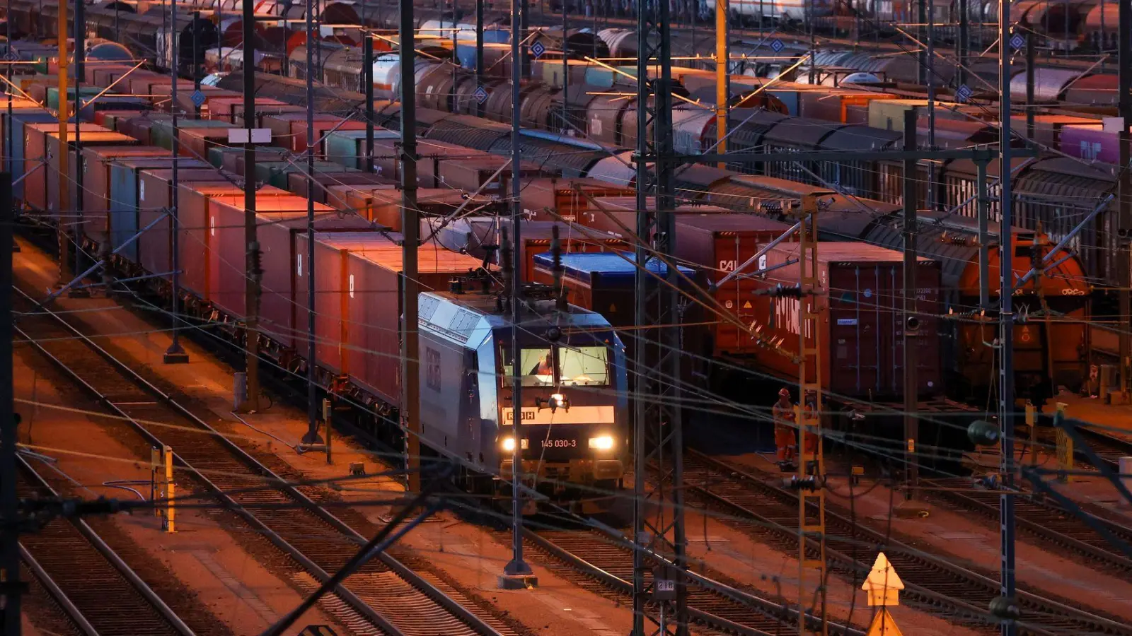 Konzernchefin Sigrid Nikutta muss die Güterverkehrstochter DB Cargo bis 2026 wieder in die schwarzen Zahlen führen. (Archivbild) (Foto: Bodo Marks/dpa)