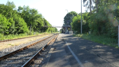 Der Bahnsteig an Gleis 1 in Bad Windsheim hat bald ausgedient. Im Zuge der Barrierefrei-Machung wird er abgerissen und durch einen neuen, an die Zugeinstiegshöhe angepassten Bahnsteig ersetzt. (Archivfoto: Bastian Lauer)
