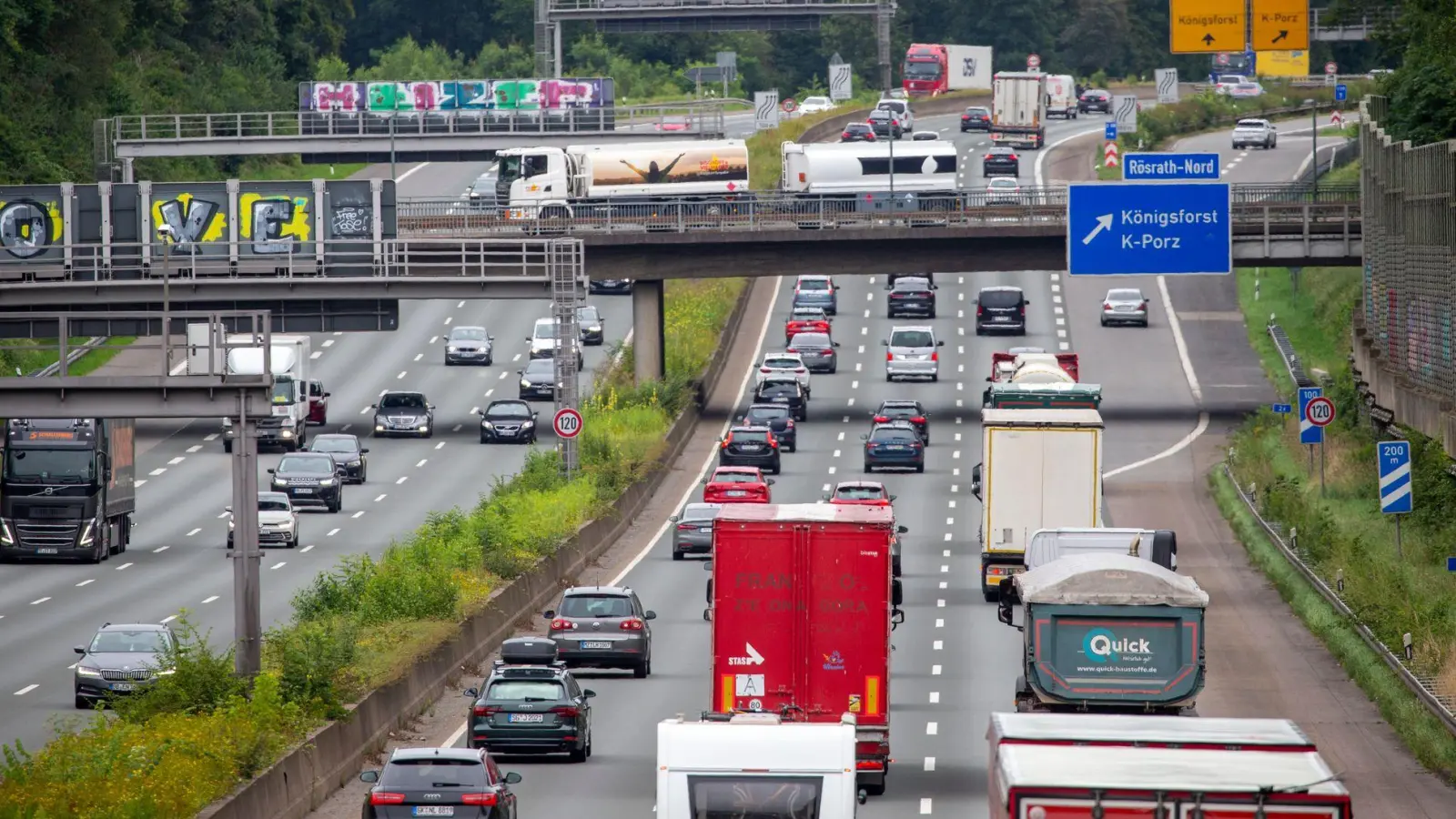 Derzeit sind viele Autobahnen richtig voll, warnt der ADAC. (Archivbild) (Foto: Thomas Banneyer/dpa)