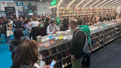 Besucher an einem Stand auf der Buchmesse in Turin. Schwerpunkt ist in diesem Jahr die deutschsprachige Literatur. (Foto: Christoph Sator/dpa)