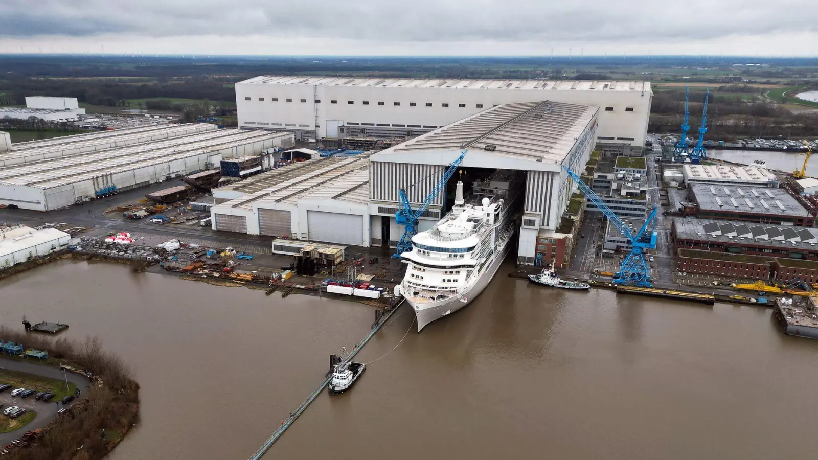 Bei der kriselnden Meyer Werft scheint eine Lösung in Sicht - Bundeskanzler Scholz will zu den Beschäftigten sprechen. (Archivfoto) (Foto: Lars Penning/dpa)