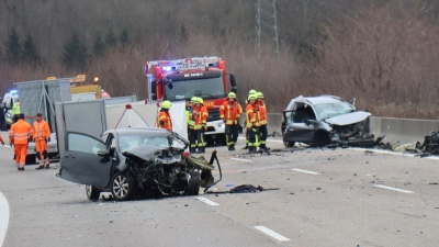 Zwei Menschen kamen auf der A6 ums Leben.  (Foto: René Priebe/-/dpa)