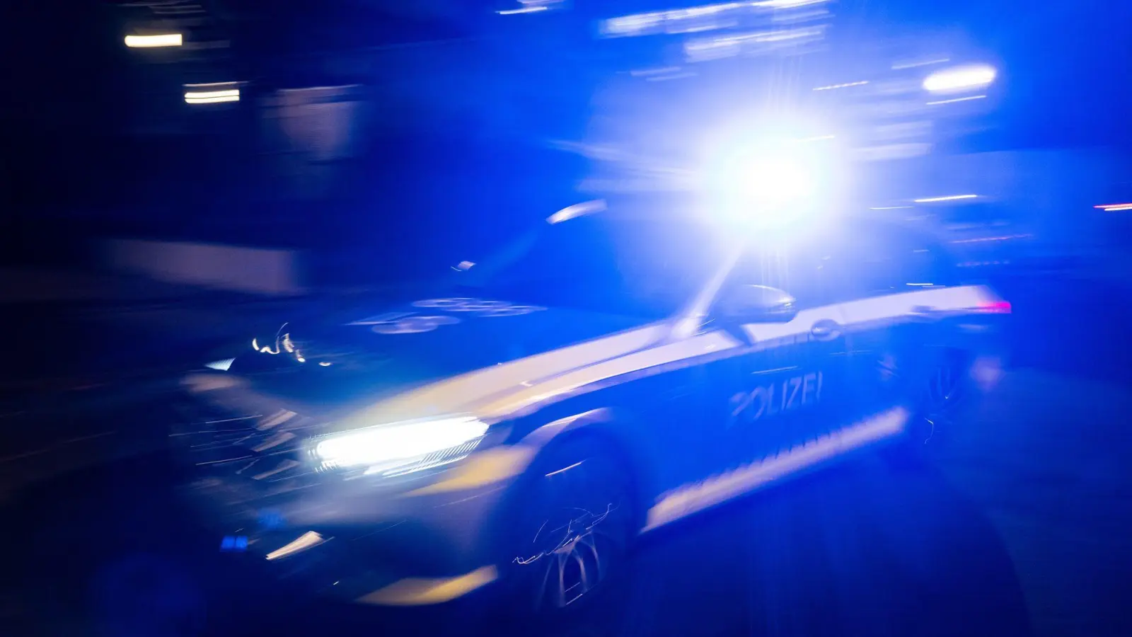 Eine 73-jährige Autofahrerin kam bei dem Unfall ums Leben. (Symbolbild) (Foto: Marijan Murat/dpa)