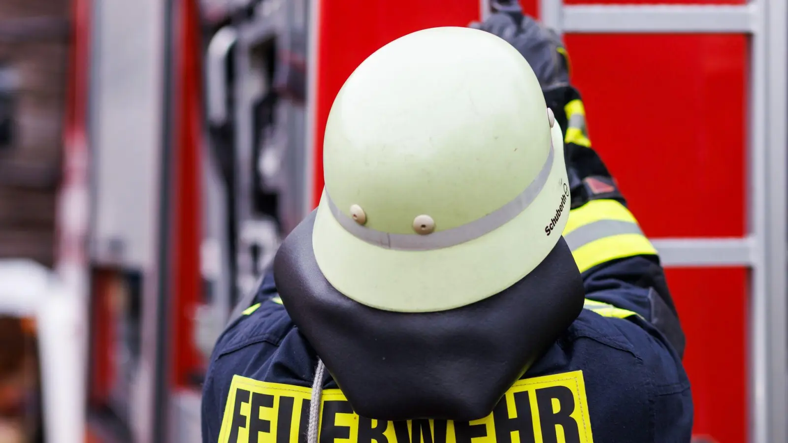 Feuerwehrkräfte rückten wegen einer brennenden Garage aus. (Symbolbild) (Foto: Philipp von Ditfurth/dpa)