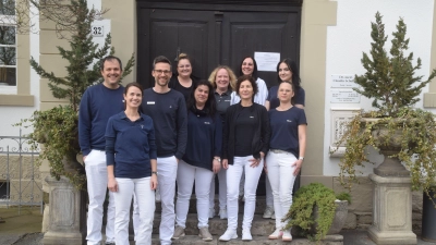 Ein starkes Team: Diese Frauen und Männer führen die Arztpraxis von Dr. Claudia Schubert im Ippesheimer Ortsteil Bullenheim künftig als Filialpraxis weiter. (Foto: Gerhard Krämer)