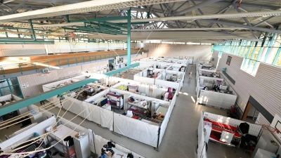 Aus der Ukraine geflüchtete Menschen sind in der Kreissporthalle in Radolfzell am Bodensee untergebracht. (Foto: Felix Kästle/dpa)