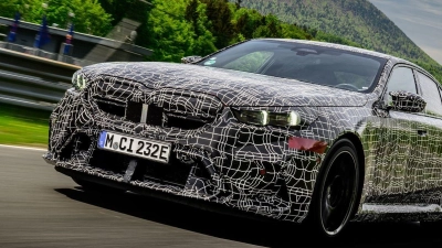 Erstmals bietet BMW in der 5er-Baureihe einen V8-Motor an - und präsentiert den neuen M5, der als Plug-in-Hybrid mit elektrischer Unterstützung und Pufferbatterie ausgestattet ist. (Foto: Uwe Fischer/BMW AG/dpa-tmn)