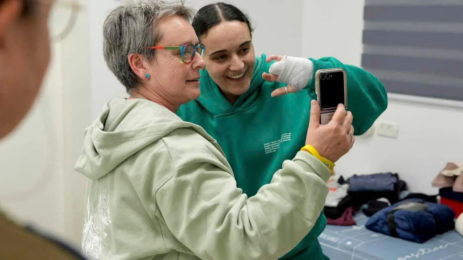 Emily Damari (r) ist nach mehr als 15 Monaten in der Geiselhaft der islamistischen Hamas im Gazastreifen freigelassen worden. (Foto: -/Israeli Army/AP/dpa)