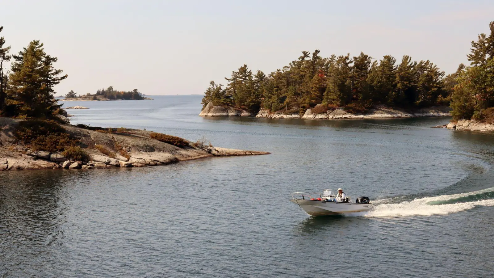 Schärengarten im Parry Sound auf dem Huronsee: Mit kleinen Ausflugsbooten geht es zwischen den Felsinselchen entlang. (Foto: Verena Wolff/dpa-tmn)