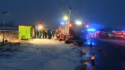 Bei dem Unfall sind ersten Erkenntnissen nach zwei Menschen ums Leben gekommen. (Foto: Stefan Csevi/dpa)