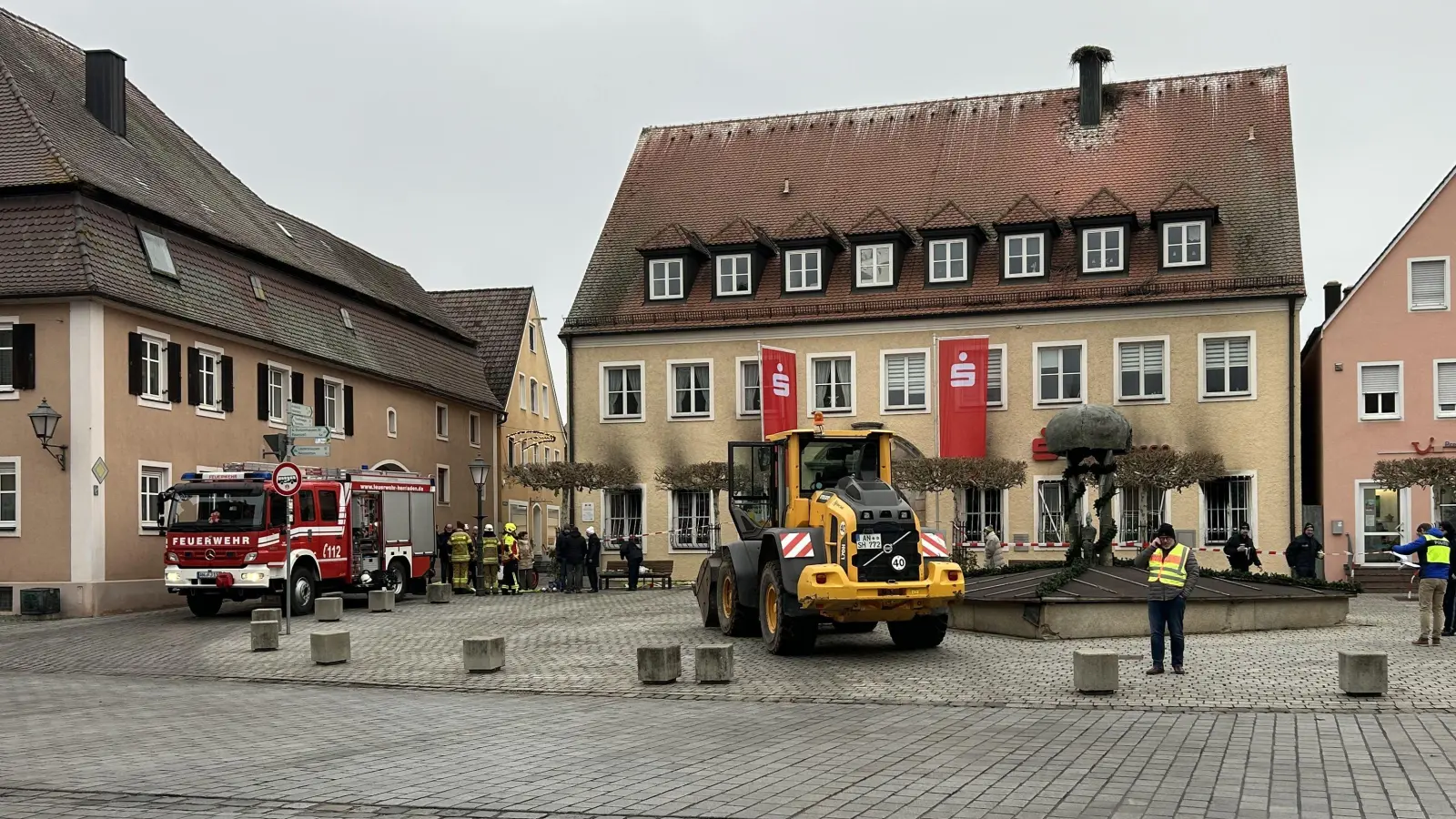 Aufräumarbeiten in Herrieden: Die Täter sprengten in der Sparkasse am Marktplatz zwei Geldautomaten – dabei beobachtete sie ein Zeuge. (Foto: Florian Pöhlmann)